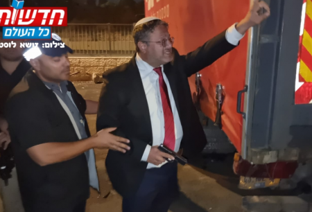 بن غفير يحمل سلاحاً ويهدد الفلسطينيين في الشيخ جراح